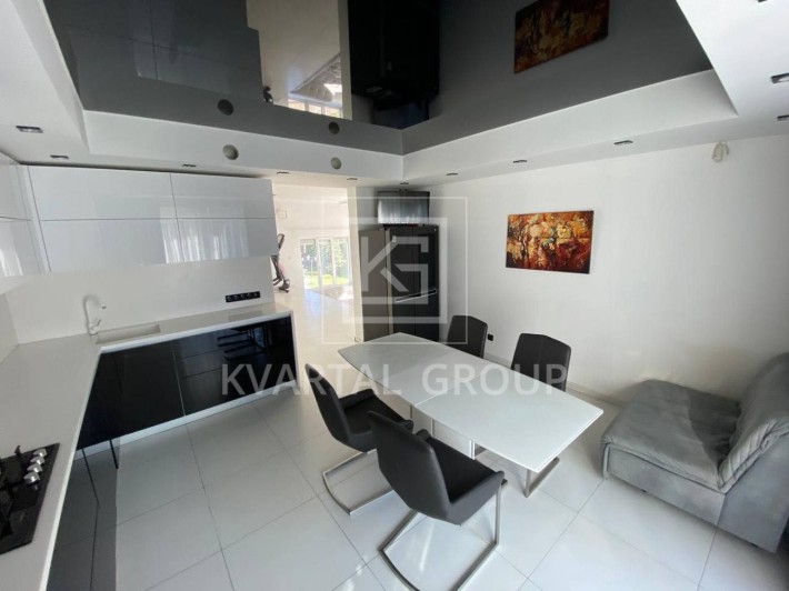 Будинок з ремонтом, сауною, басейном та власною спортивною залою - фото 1