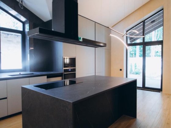 Дом в коттеджном городке с дизайнерским ремонтом, новый! Буча