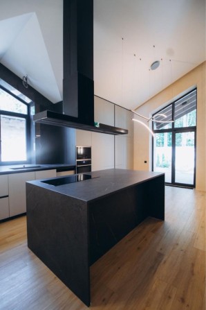 Дом в коттеджном городке с дизайнерским ремонтом, новый! - фото 1