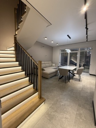 Таунхаус в районі Центрального парку. Дизайнерський ремонт. - фото 1