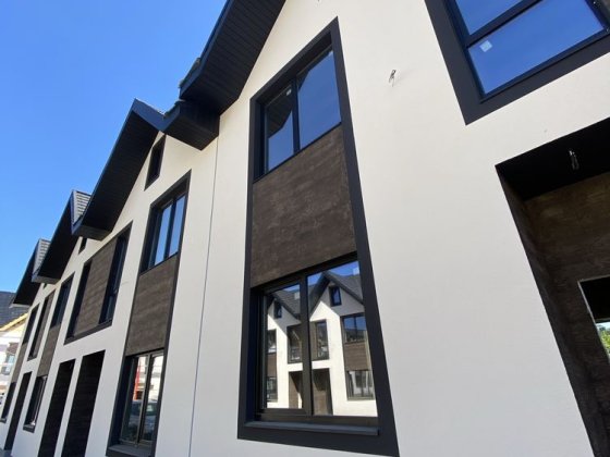 Таунхаус біля Бучанського парку з переднім та заднім дворами!1-2 сотки Буча