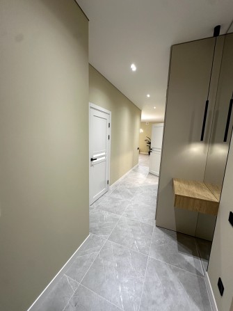 Таун з дуже сучасним ремонтом і величезною терасою - фото 1