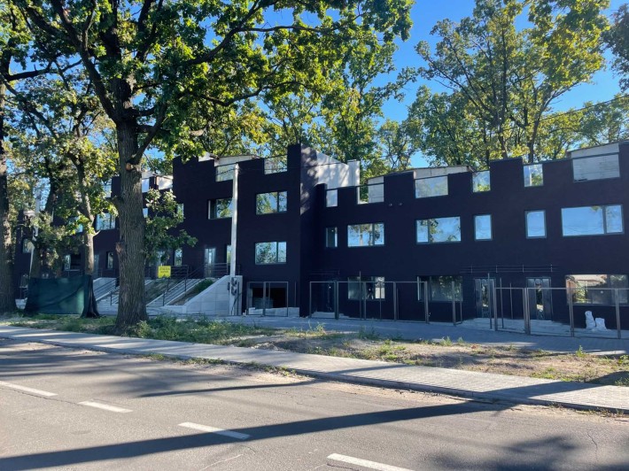 Таунхаус в центрі Бучі, 120 кв м діл. 1,4 сот, газове опалення, тераса - фото 1