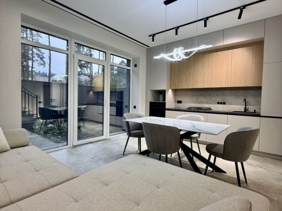 Стильний таун з новим ремонтом біля парку Центрального Ирпень