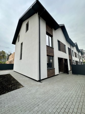 Великий таунхаус, поруч з парком . МІНІМАЛЬНА ОФОРМЛЕННЯ. - фото 1