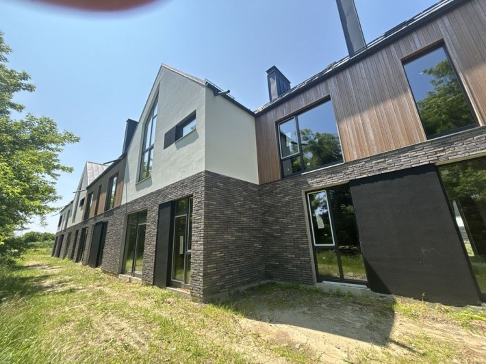 Просторий і стильний будинок у сучасному котеджному містечку - фото 1