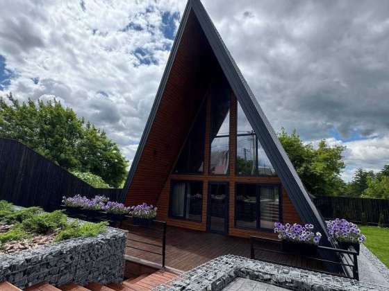 Стильний будинок з ремонтом у Бучі. 2 тераси, ландшафтний дизайн. Буча