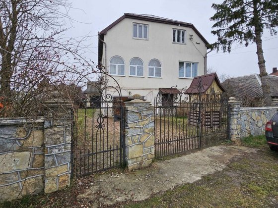 Продам Будинок заходь і живи два гаража, власна ділянка, 10хв до міста Ивано-Франковск
