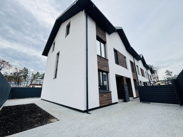 БЕЗ КОМІСІЇ, кутовий таун, 130м2, вул. 8 березня, іпотека ТАК - фото 1