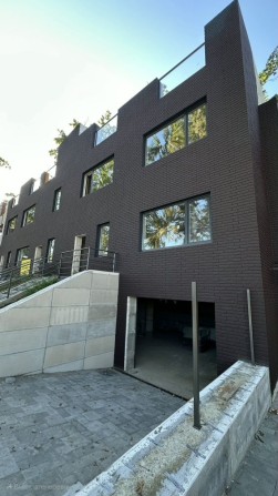 Таунхаус з гаражем в Бучі, в сучасному стилі за приємну ціну - фото 1