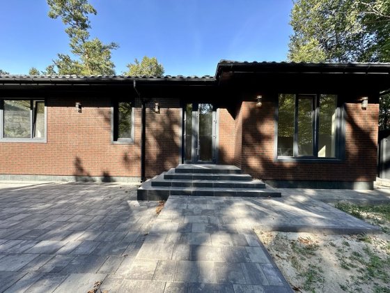 Добротний, цегляний будинок у лісовій Бучі. Буча