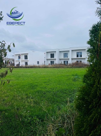 Таунхауси в сучасному стилі біля лісу - фото 1