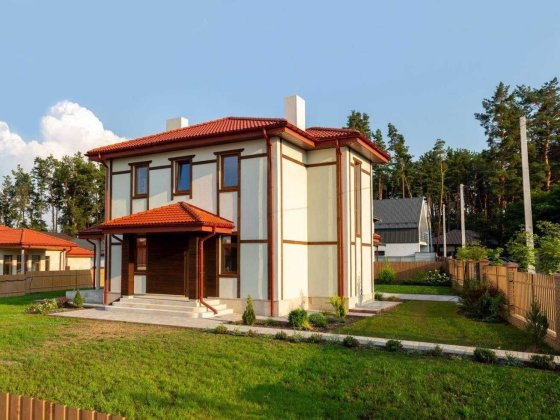 Двоповерховий будинок неподалік Бучанського парку Буча