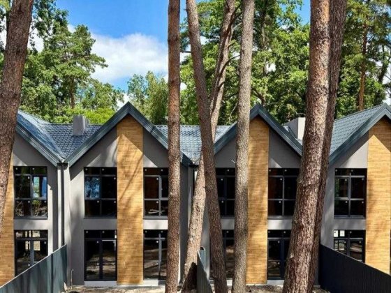 Будинок, що межує з парком! Газ, міські комунікації! Буча