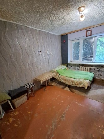 Срочно продам комнату в коммунальной квартире,2й этаж,центр города! - фото 1