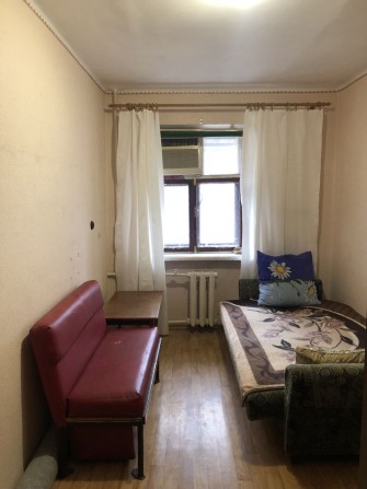 Продаю компактную комнату с частичными удобствами в центре города! - фото 1