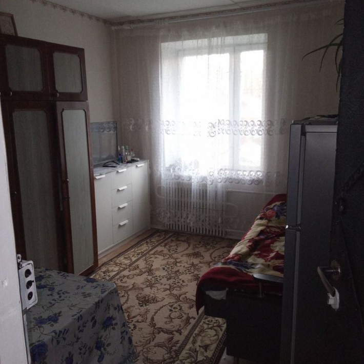 Гарна кімната у секції гуртожитку на 2 сімʼї. Хороший стан, є санвузол - фото 1