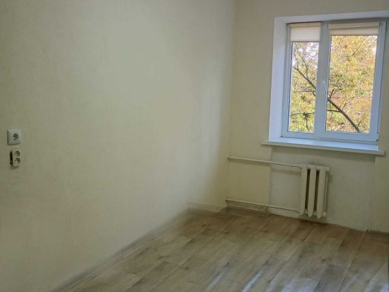 Я Продається кімната в хорошому стані поруч із центром міста