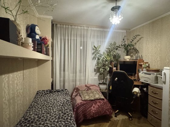 Продам 2к. в гуртожитку по вул. Кубанської України, 19а, метро Лісова. Киев