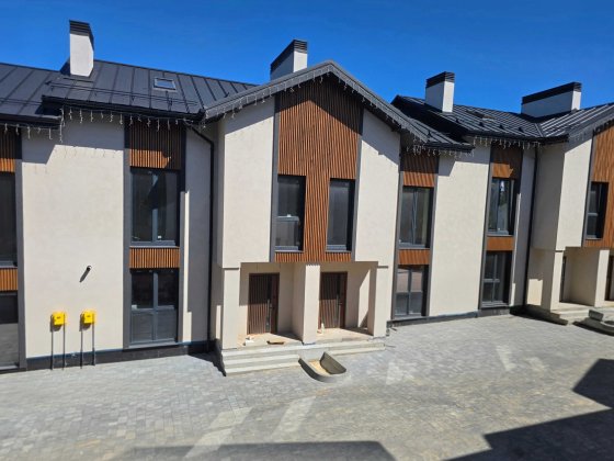 Триповерховий таун ГАЗ, міські комунікації Парк Незнайко - 3хв пішки Ирпень