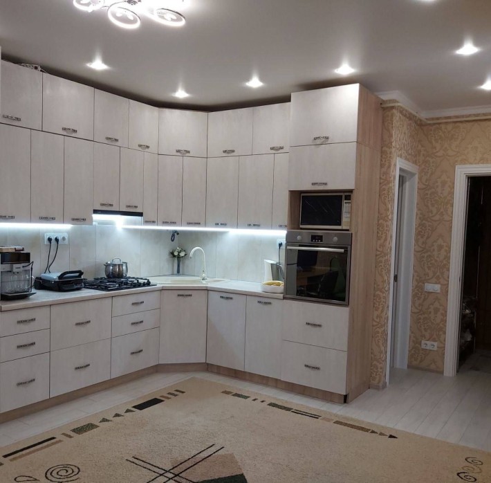 Таунхаус з дорогим ремонтом в центрі! Школа, садочок через дорогу! - фото 1