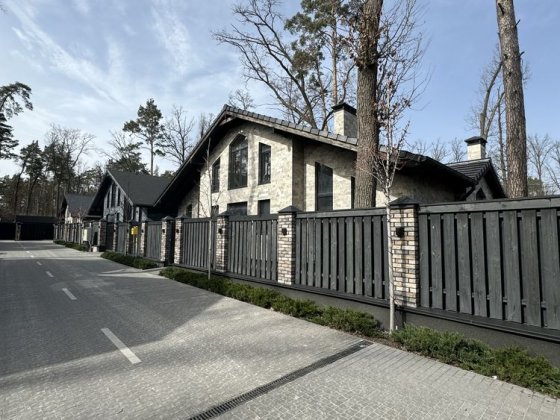 Дом в живлписном месте Буча