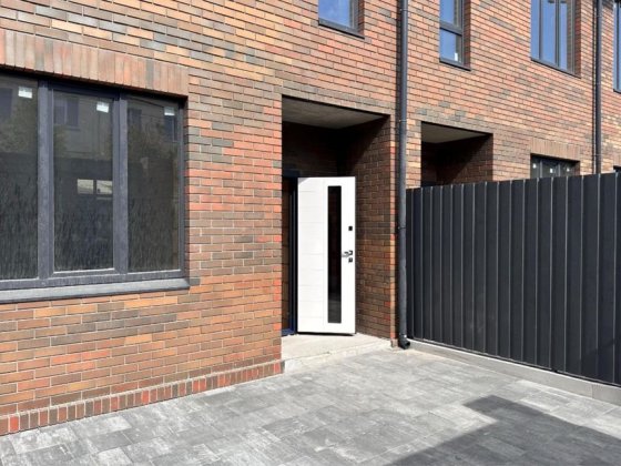 Цегляний ТАУНХАУС з переднім і заднім двором. Газ Ирпень