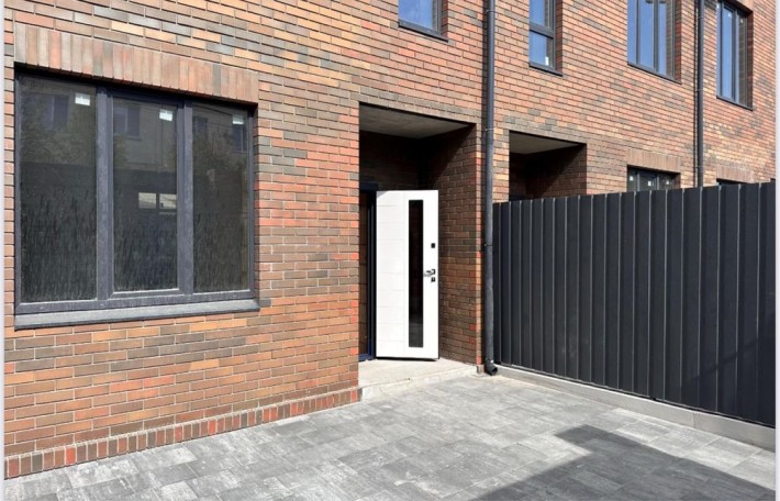 Цегляний ТАУНХАУС з переднім і заднім двором. Газ - фото 1