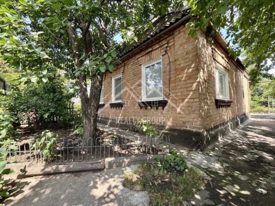 Продаж двох будинків на одній ділянці в центрально-міському районі Кривий Ріг