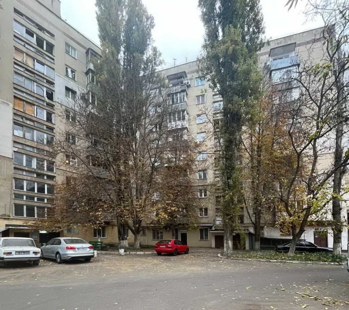 Просторная комната 19 кв.м с большим балконом в кирпичном доме Таирова - фото 1