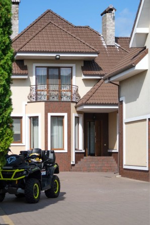 Продаж будинку з якісним ремонтом та ландшафтним дизайном подвірʼя - фото 1