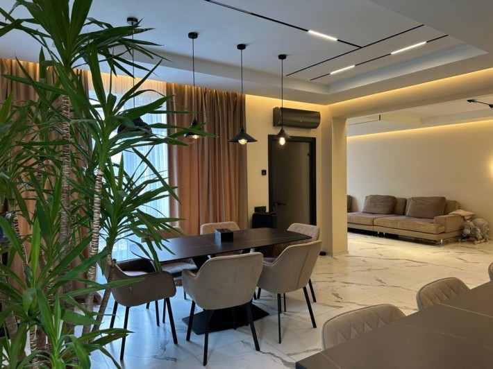 Шикарний дуплекс з дизайнерським ремонтом в закритому містечку - фото 1