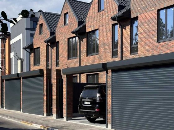 Кутовий триповерховий таунхаус з газом, міські комунікації. Ірпінь