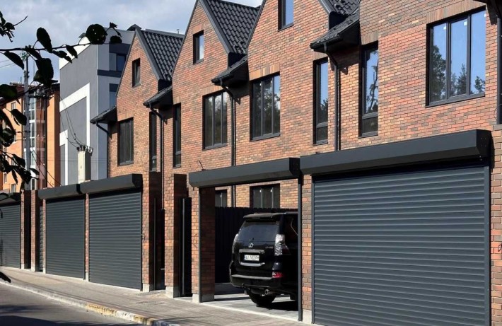 Кутовий триповерховий таунхаус з газом, міські комунікації. - фото 1