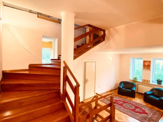 Продам  будинок з великою ділянкою по  вулиці Виноградова . Кривий Ріг