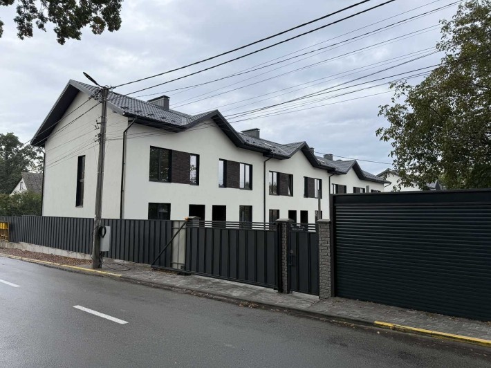 Таунхаус біля парку в Ірпені з центральними комунікаціями - фото 1