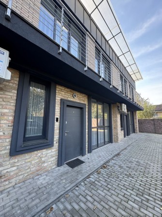 Сучасний котедж 70 м2 з власним подвірʼям та паркомісцем! - фото 1