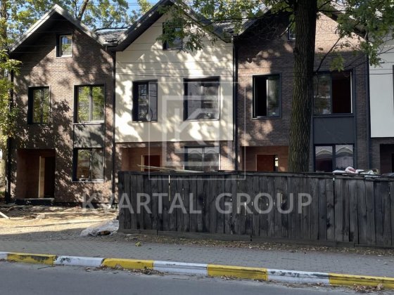 Таунхаус з центральними комунікаціями та власним двором Ірпінь