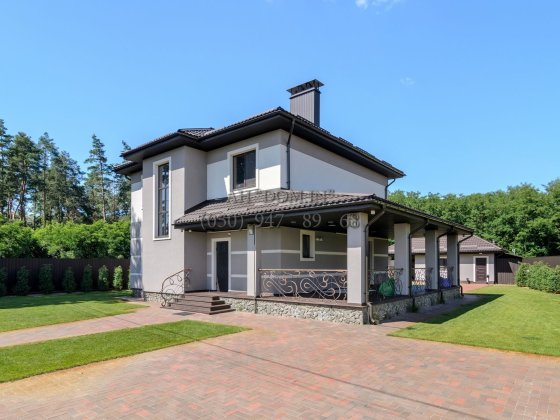 Сучасний будинок біля річки Суми