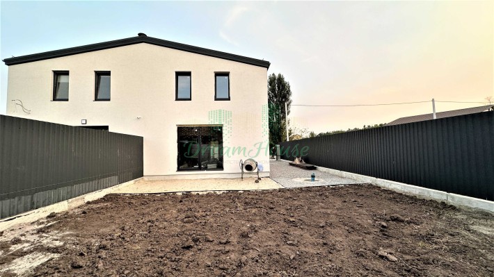 Двоповерховий дуплекс біля лісу - фото 1