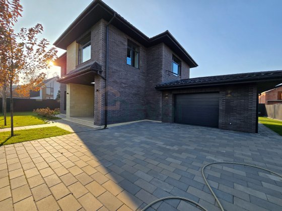 Будинок з гаражем. Новий ремонт! Котеджне містечко. Газ Ирпень