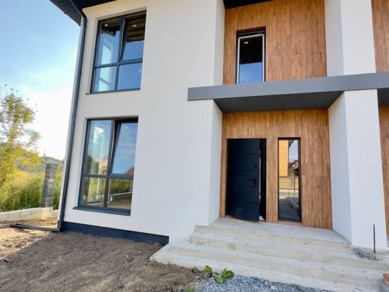 Котедж + локація. Вам сподобається! Є можливість по єОселі. Рівне