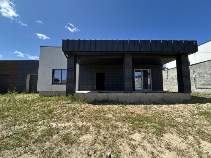 Продаж будинку з підключеними міськими комунікаціями та ділянкою - фото 1