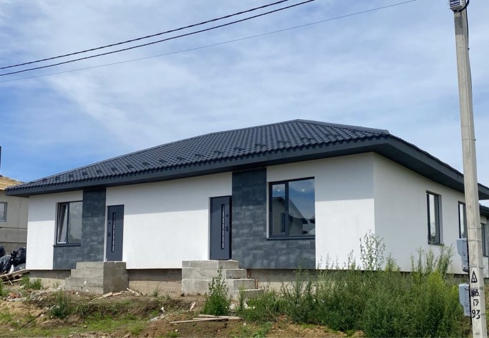 Продаж котеджу з комунікаціями та ділянкою - фото 1