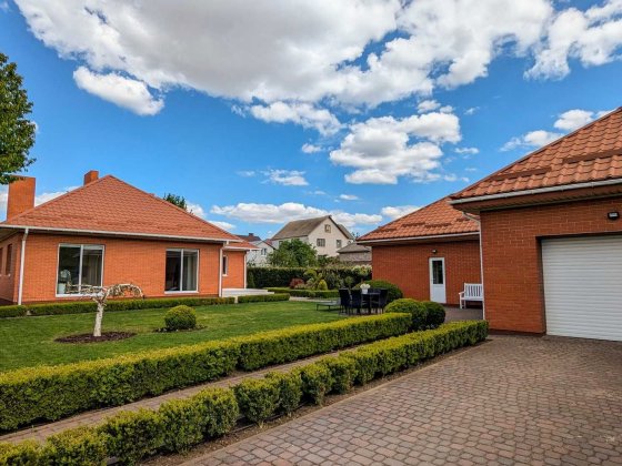 Маєток навпроти готельно-ресторанного комплексу "Софія"! Рівне