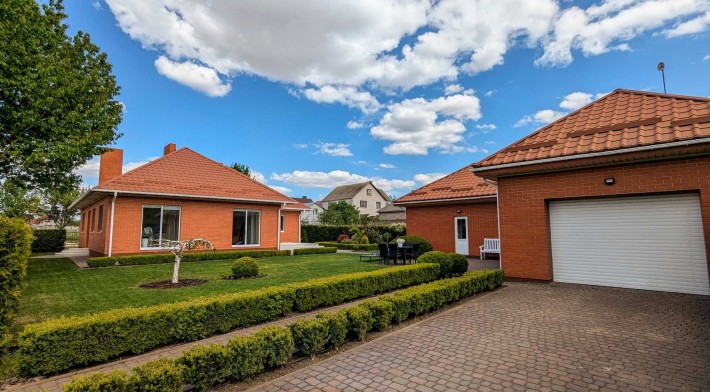 Маєток навпроти готельно-ресторанного комплексу "Софія"! - фото 1