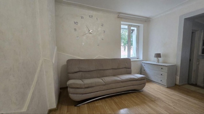 Повноційнний будинок в центрі міста з особистою ділянкою - фото 1