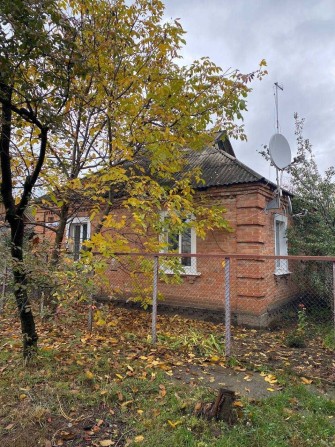 Затишний цегляний будинок у межах міста - фото 1