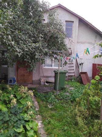 Частина цегляного будинку в затишному районі міста - фото 1