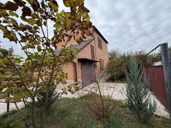 Двоповерховий цегляний будинок біля річки. До центру всього 5 км. Полтава